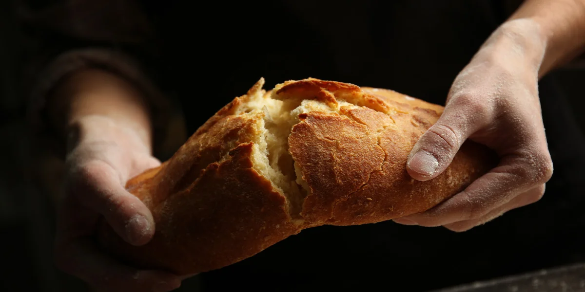 Poznam cię po tym, jak trzymasz chleb: o sztuce bycia razem.