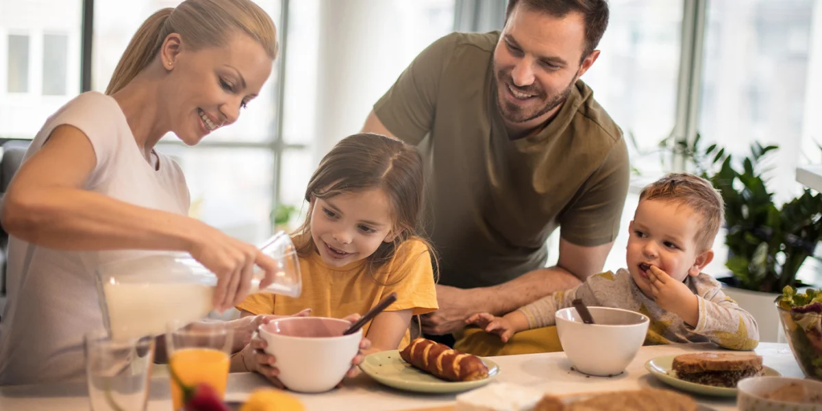 Wychować przy stole: jak wspólne jedzenie kształtuje nasze dzieci?